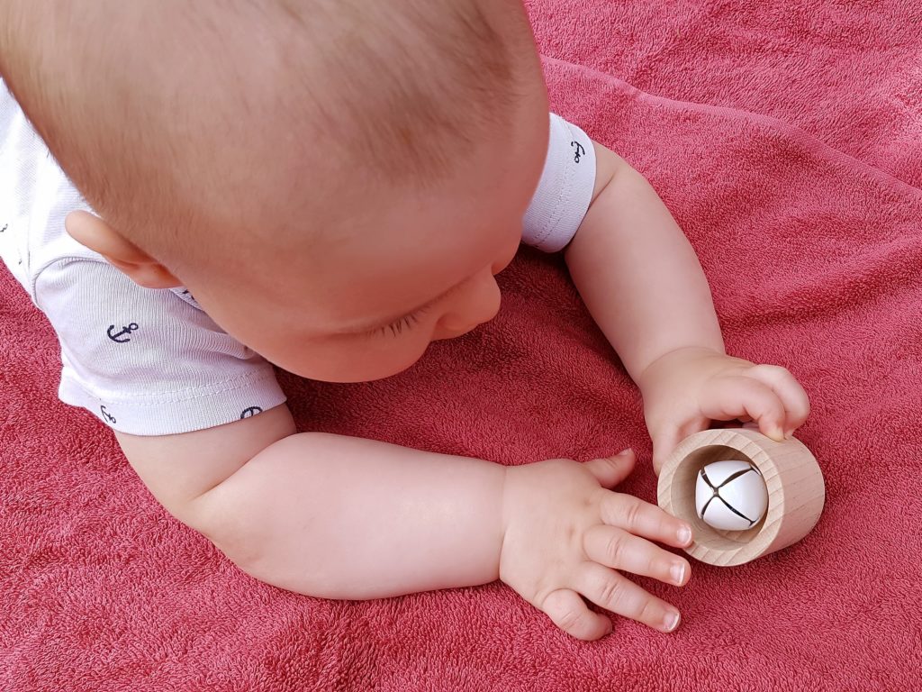 Bébé qui joue avec un hochet.
