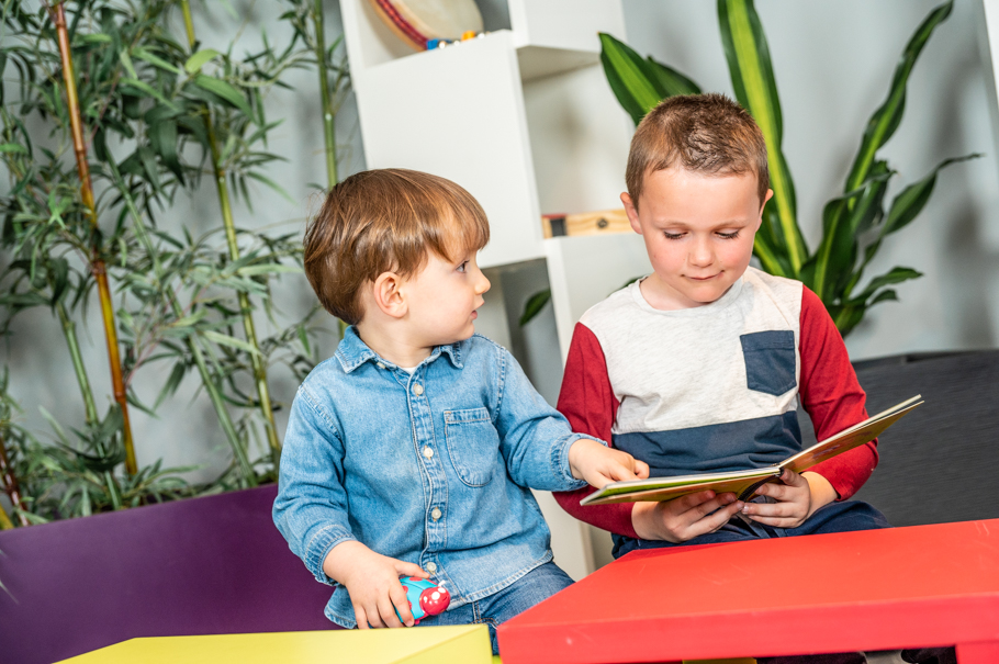 Comment éveiller bébé à la musique ? Chanson, livre sonore, éveil musical