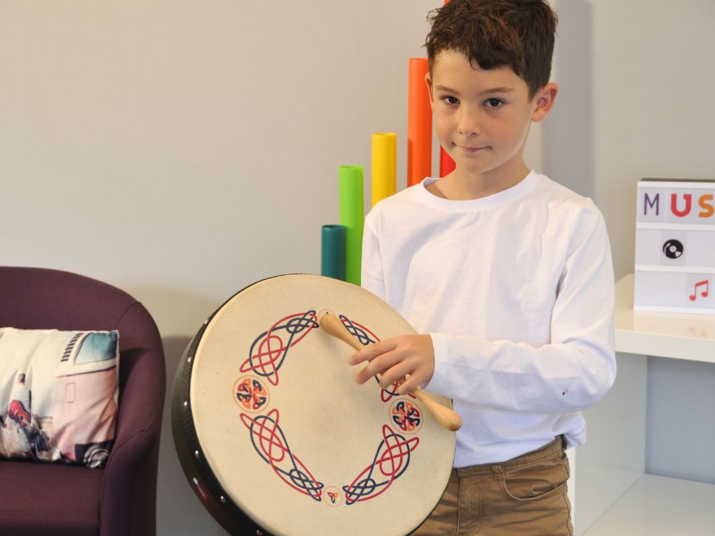 Garçon qui joue du bodhran