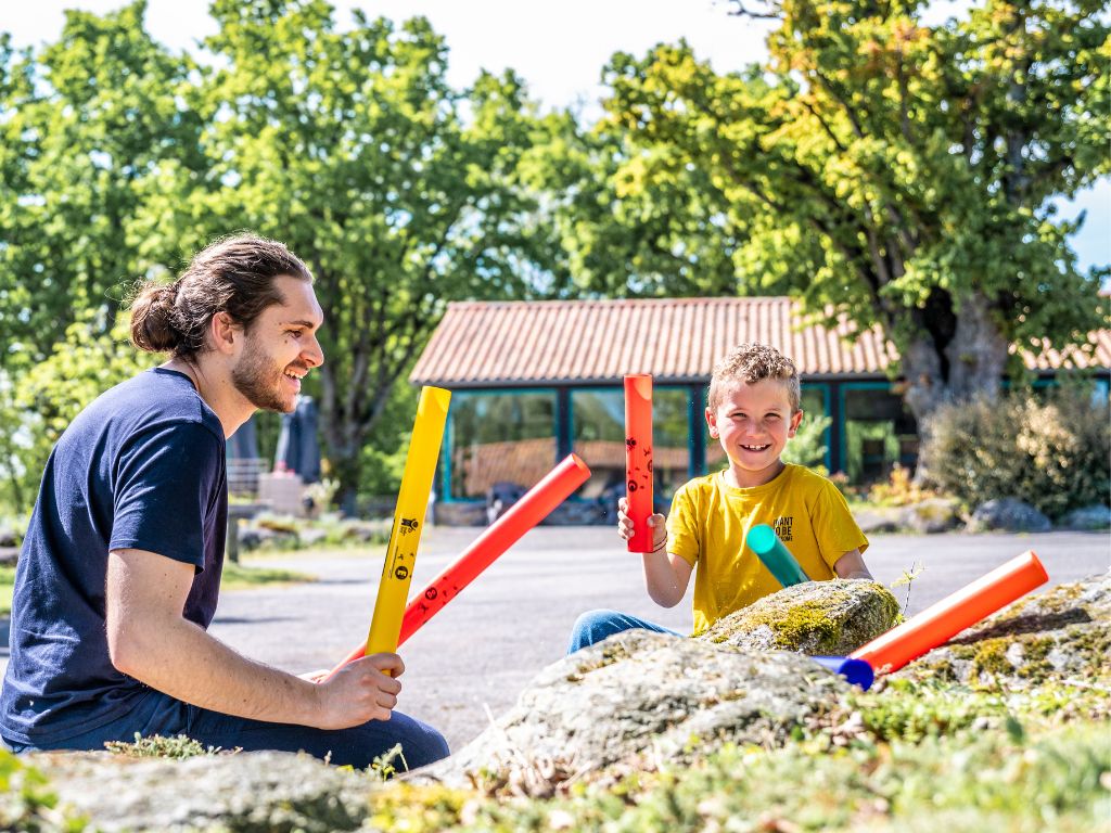 Adulte et enfant qui jouent des Boomwhackers