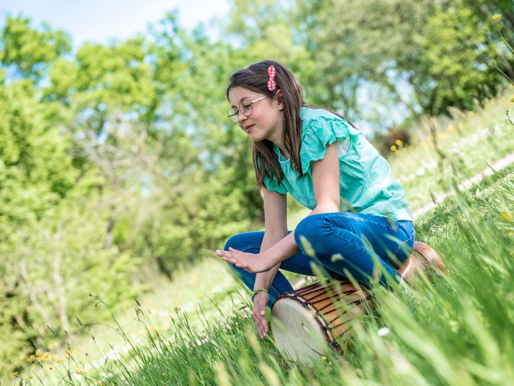 Fille qui joue du djembé