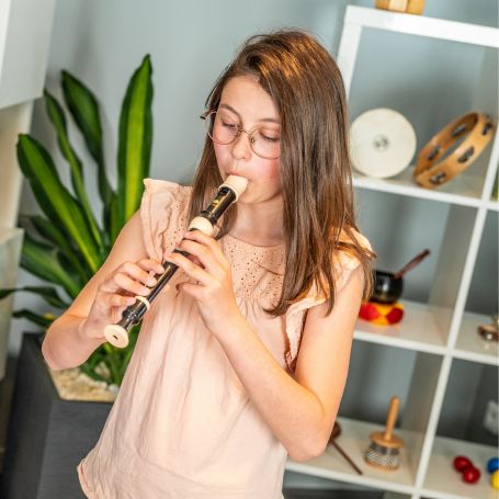 Jeune fille qui joue de la flûte à bec