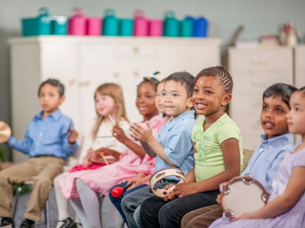 Enfants en classe de musique