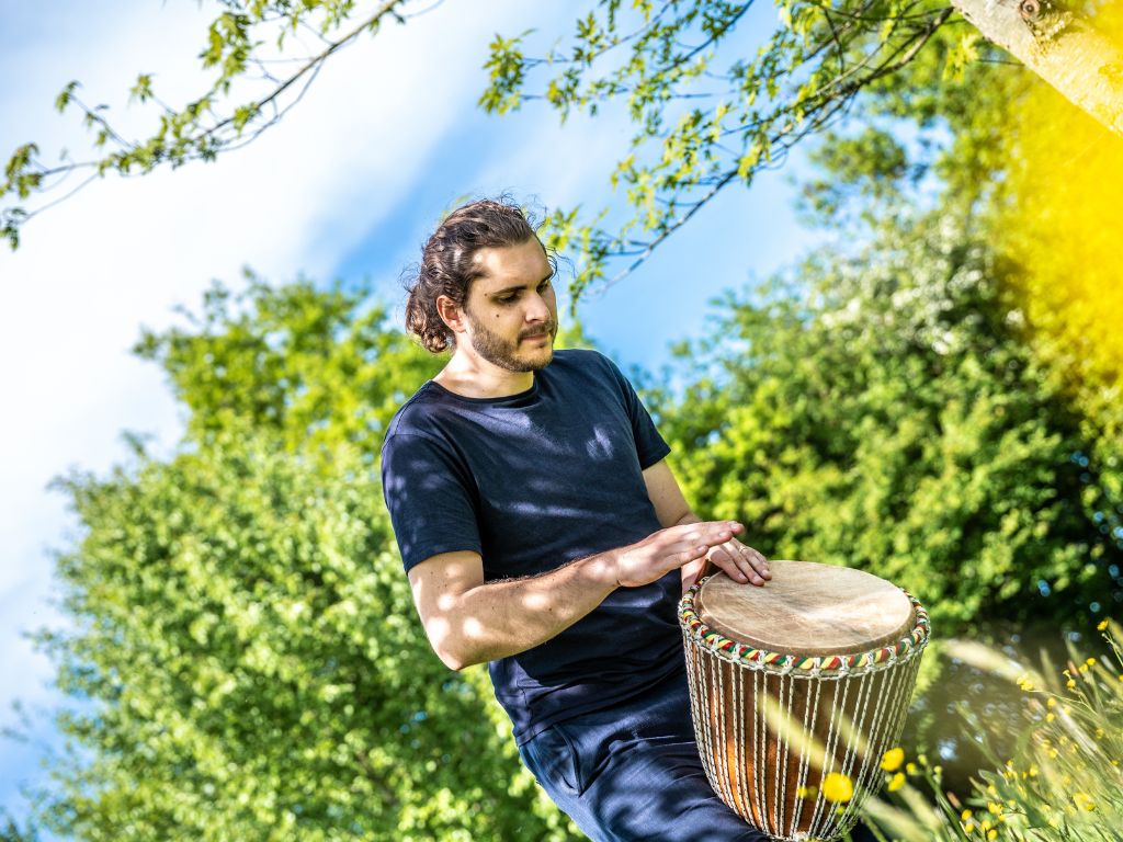 Homme qui joue du djembé