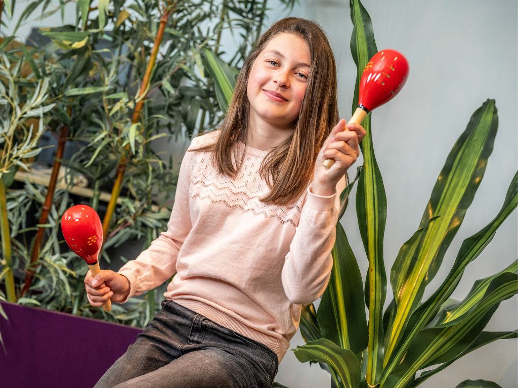 Fille qui joue des maracas