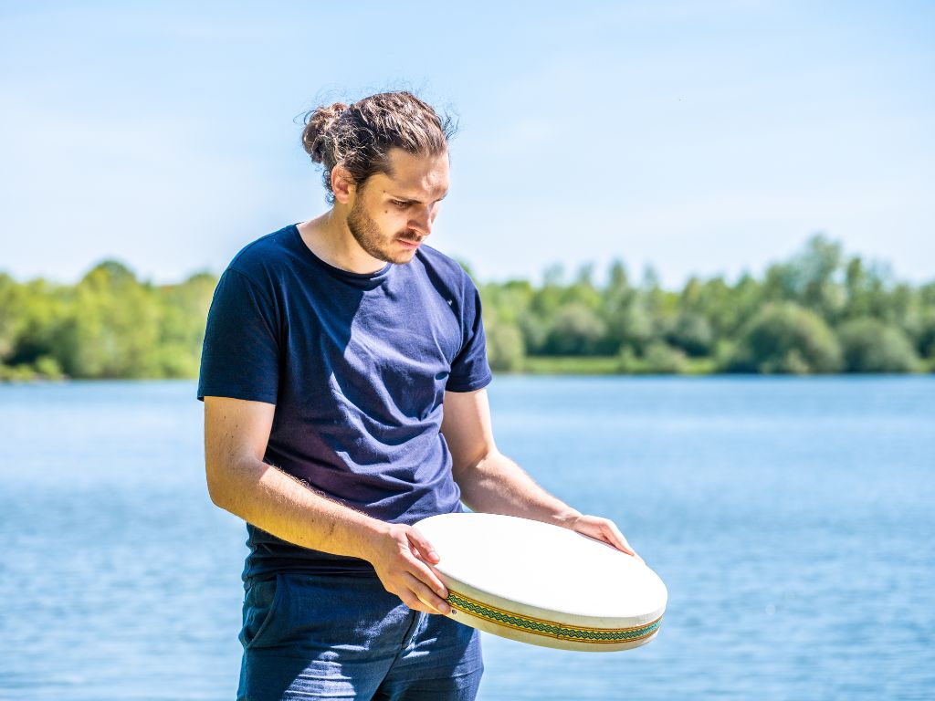 Homme qui joue de l'ocean drum