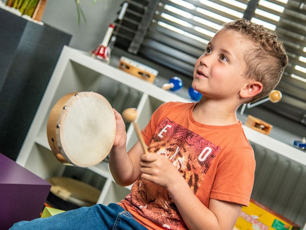 Enfant avec tambourin