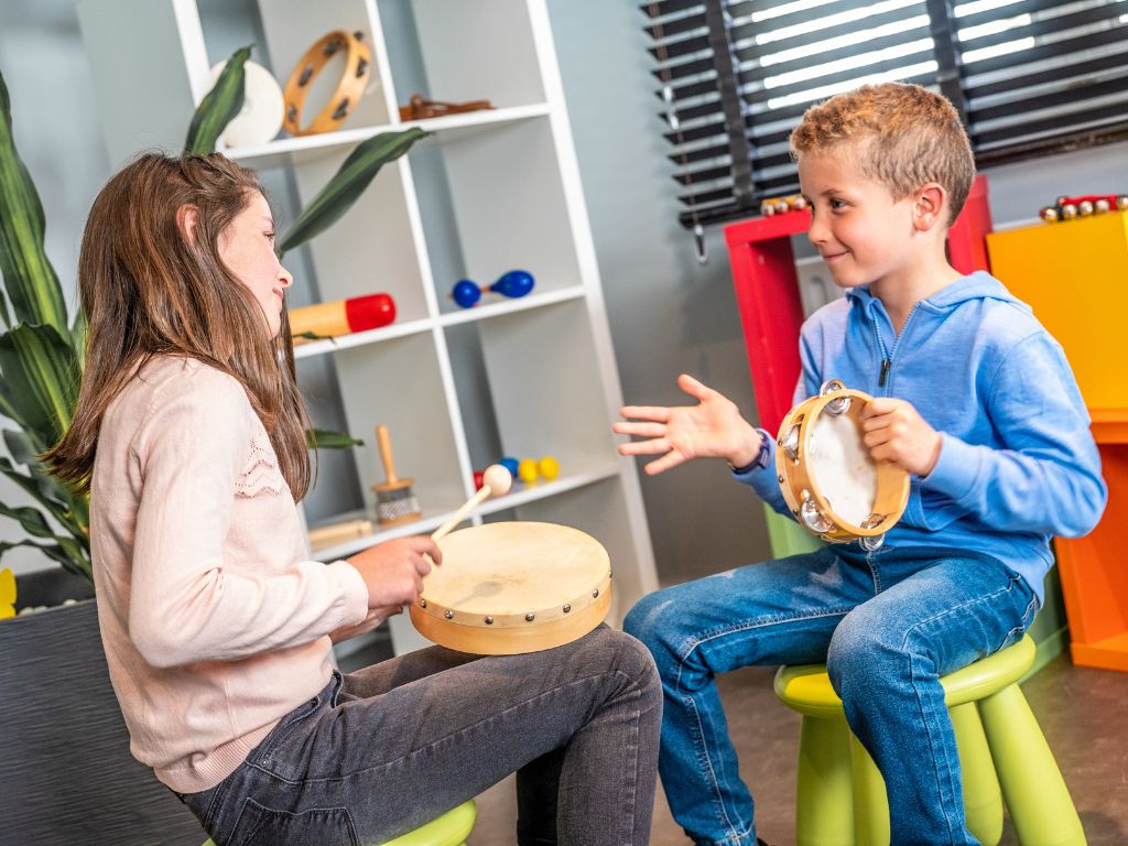 Enfants qui jouent du tambourins et du bodhran
