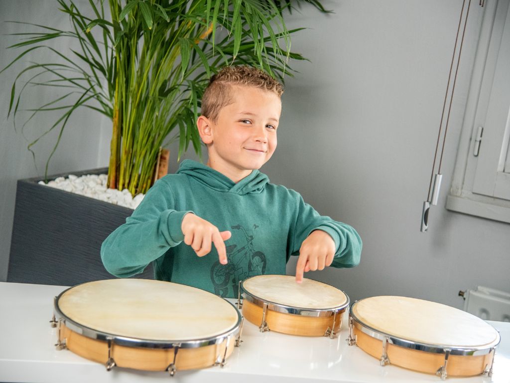 Garçon avec tambouris