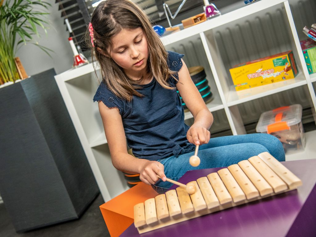 Fille qui joue du xylophone