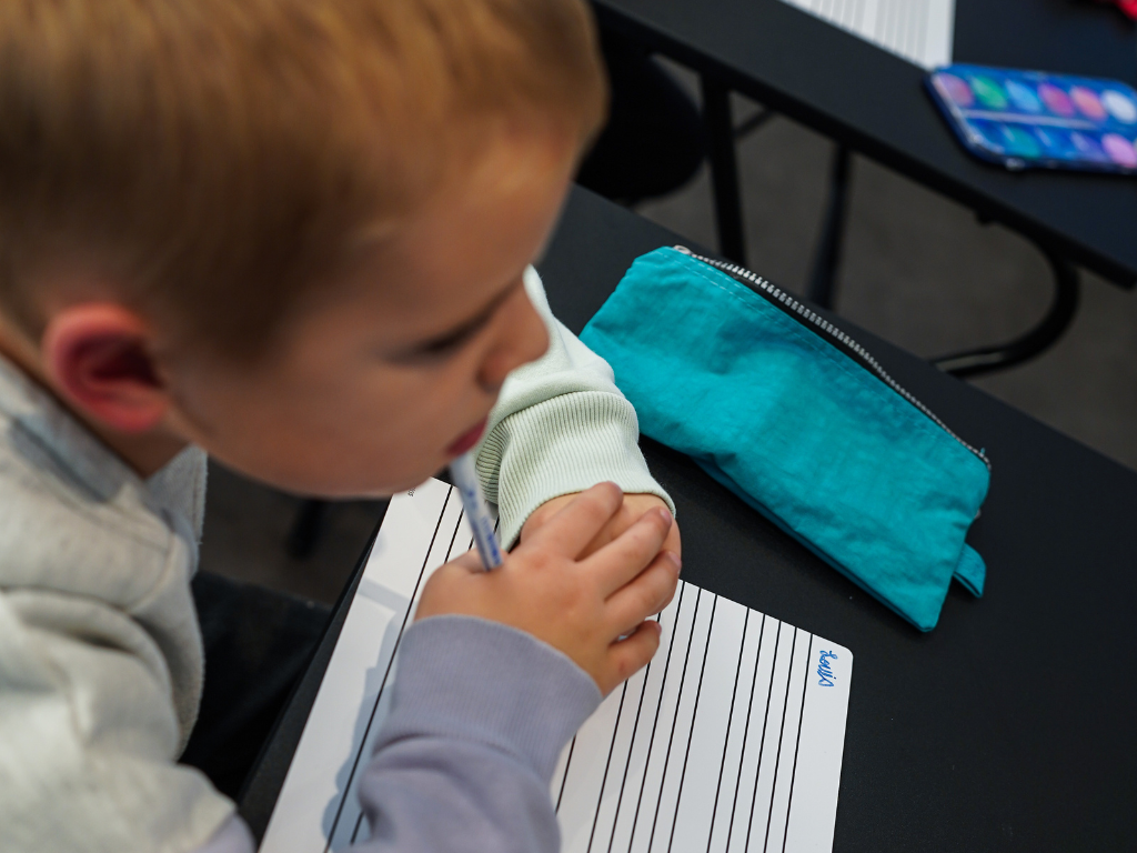 Enfant en classe avec une ardoise