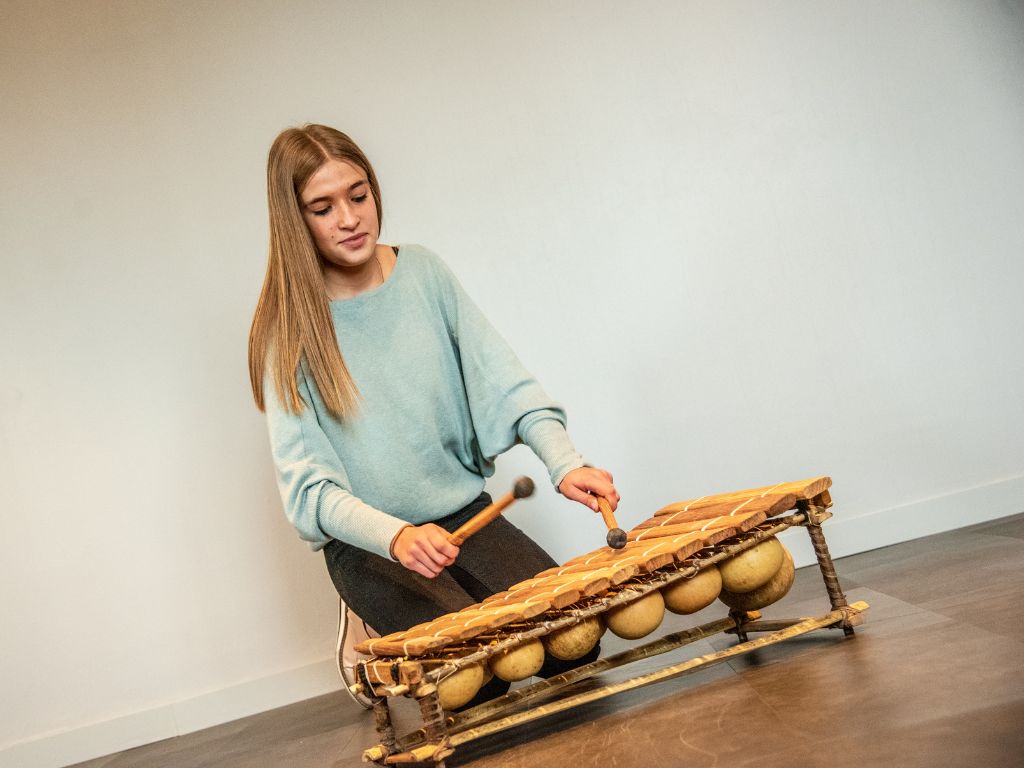 Fille qui joue du balafon
