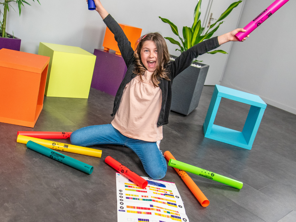 Enfant qui jouent des boomwhackers