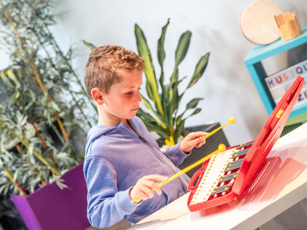 Enfant qui joue du carillon