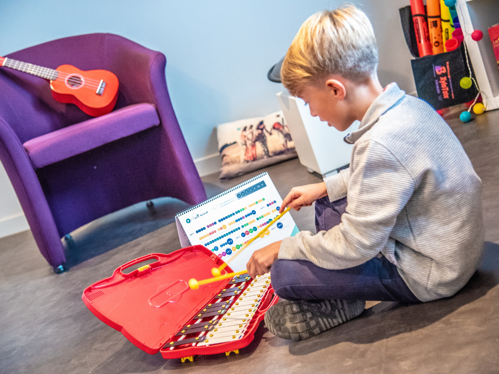 Enfant qui jouent du carillon