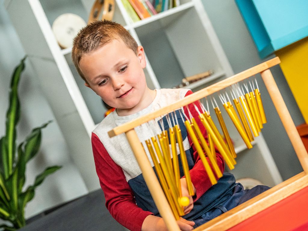 Enfant qui joue des chimes