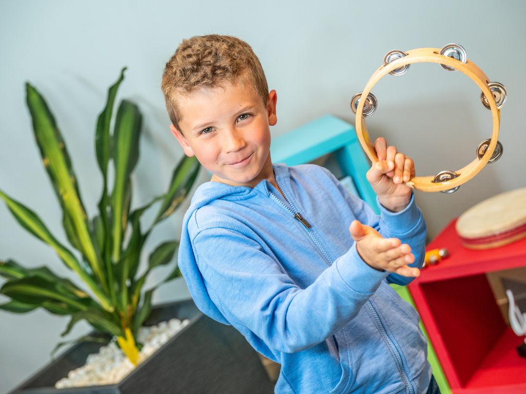 Enfant qui joue avec une couronne de cymbalettes