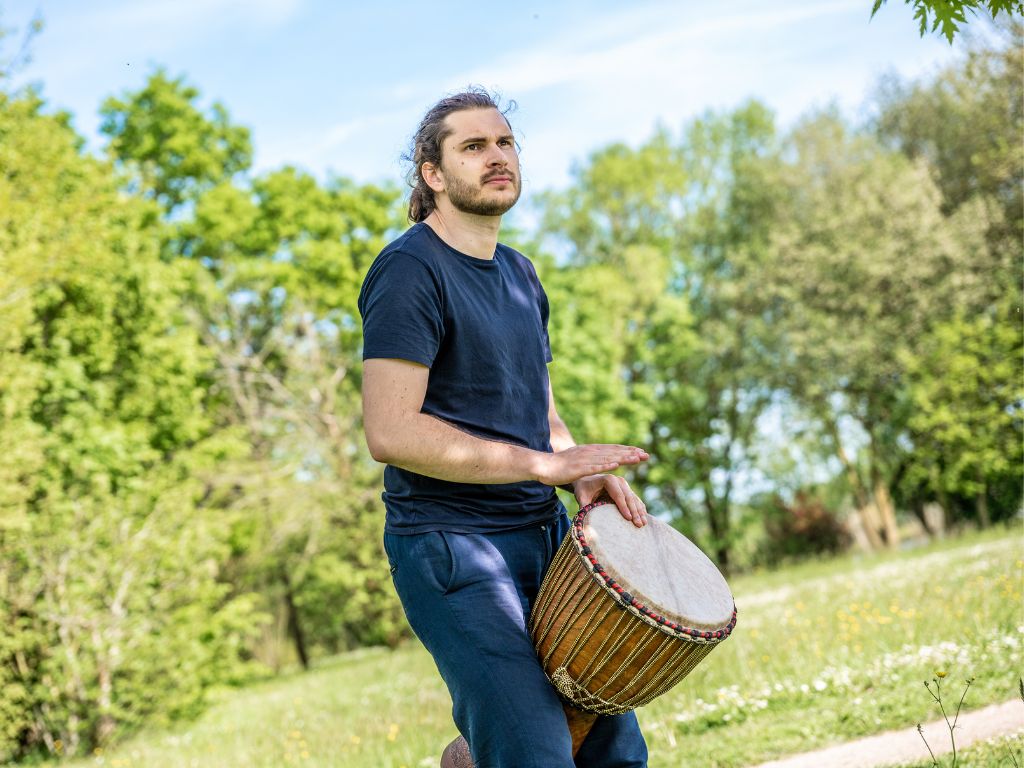 Homme qui joue du djembé