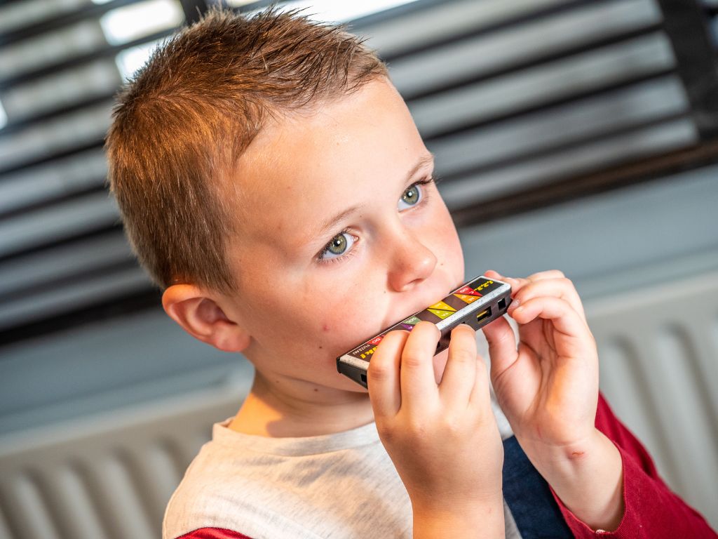 Enfant qui joue de l'harmonica