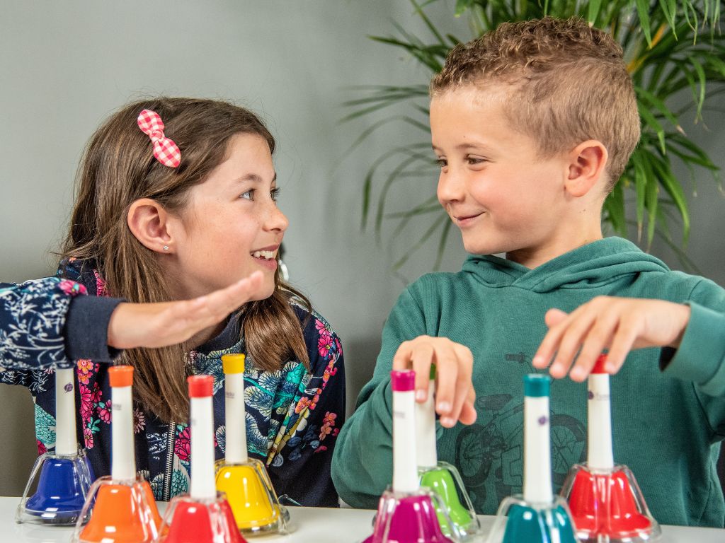 ENFANTS QUI JOUENT DE LA MUSIQUE AVEC DES INSTRUMENTS COLORES