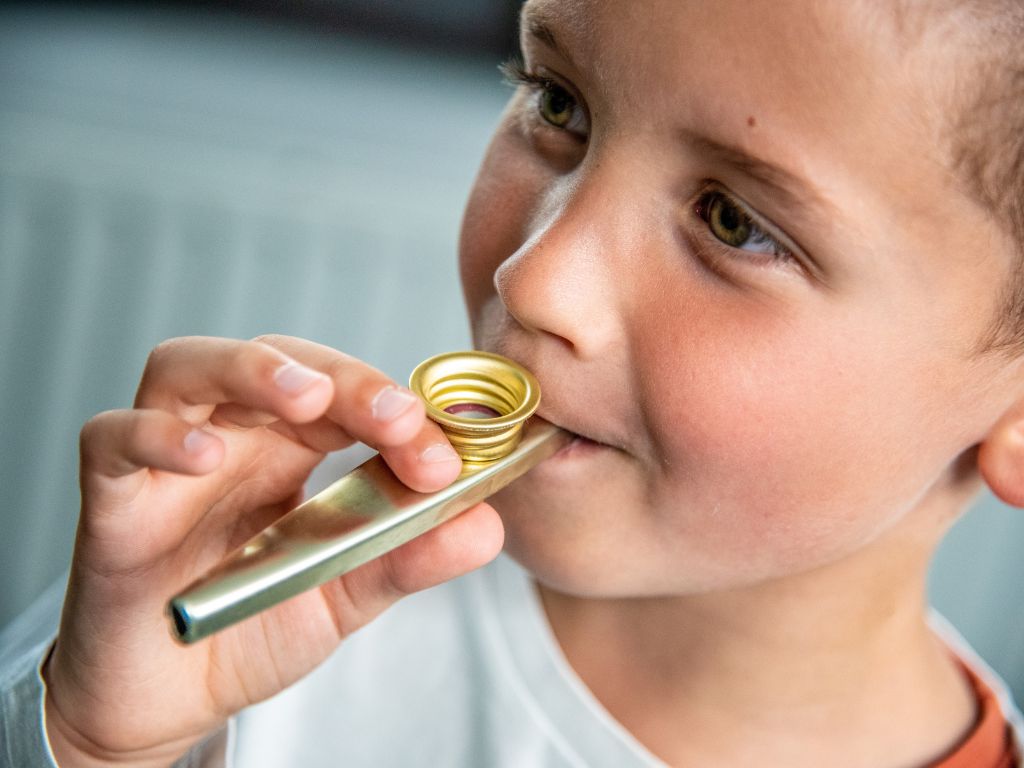 Enfant qui joue du kazoo