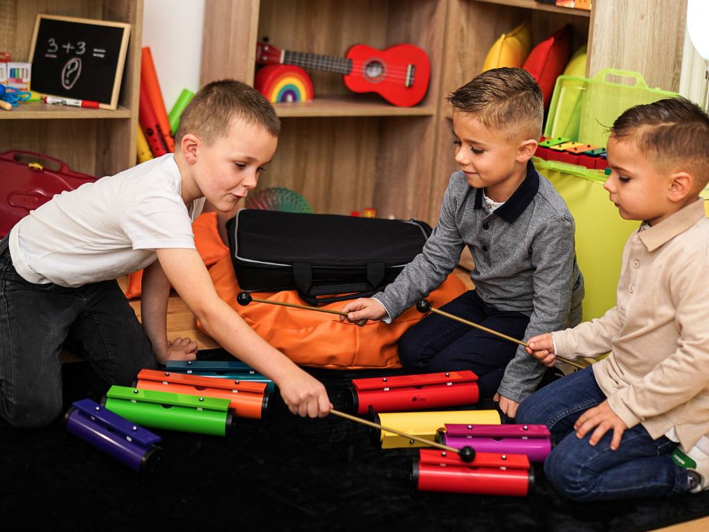 Enfants qui jouent du métallophone