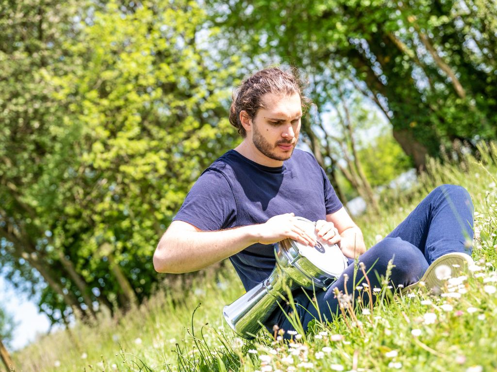 Homme qui joue de la derbouka dans la nature