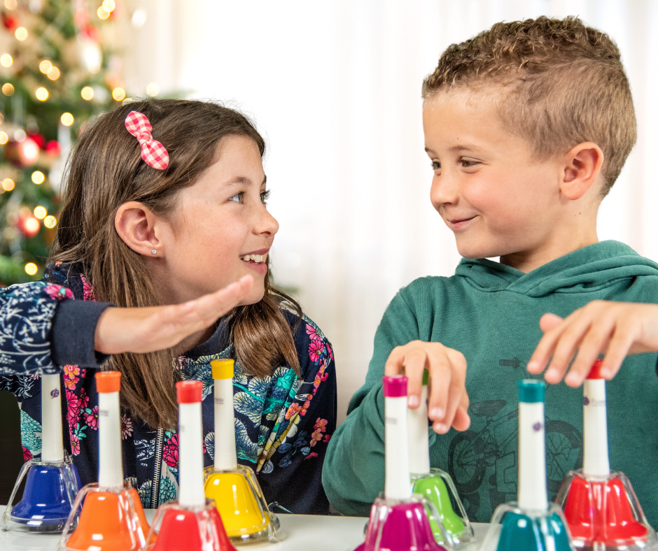 Enfants qui jouent des cloches sur fond de Noël