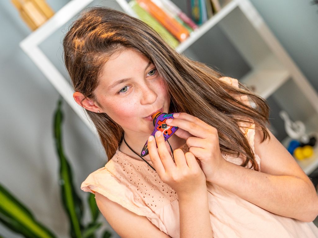 Fille qui joue de l'ocarina