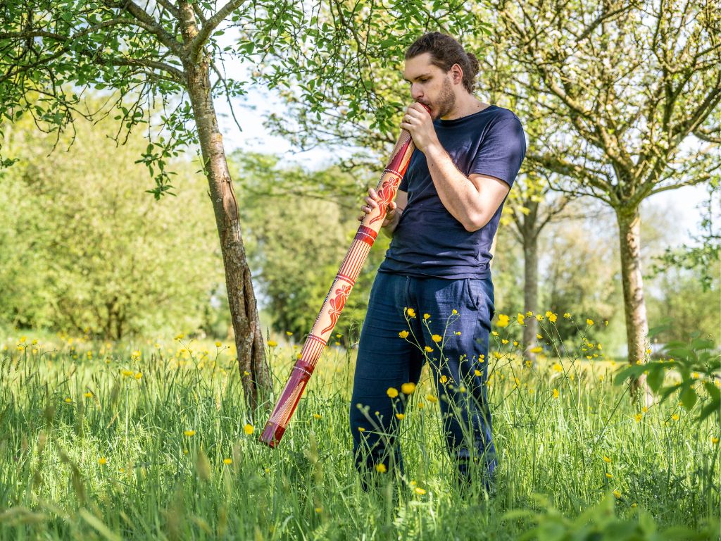 Homme qui joue du didjeridoo