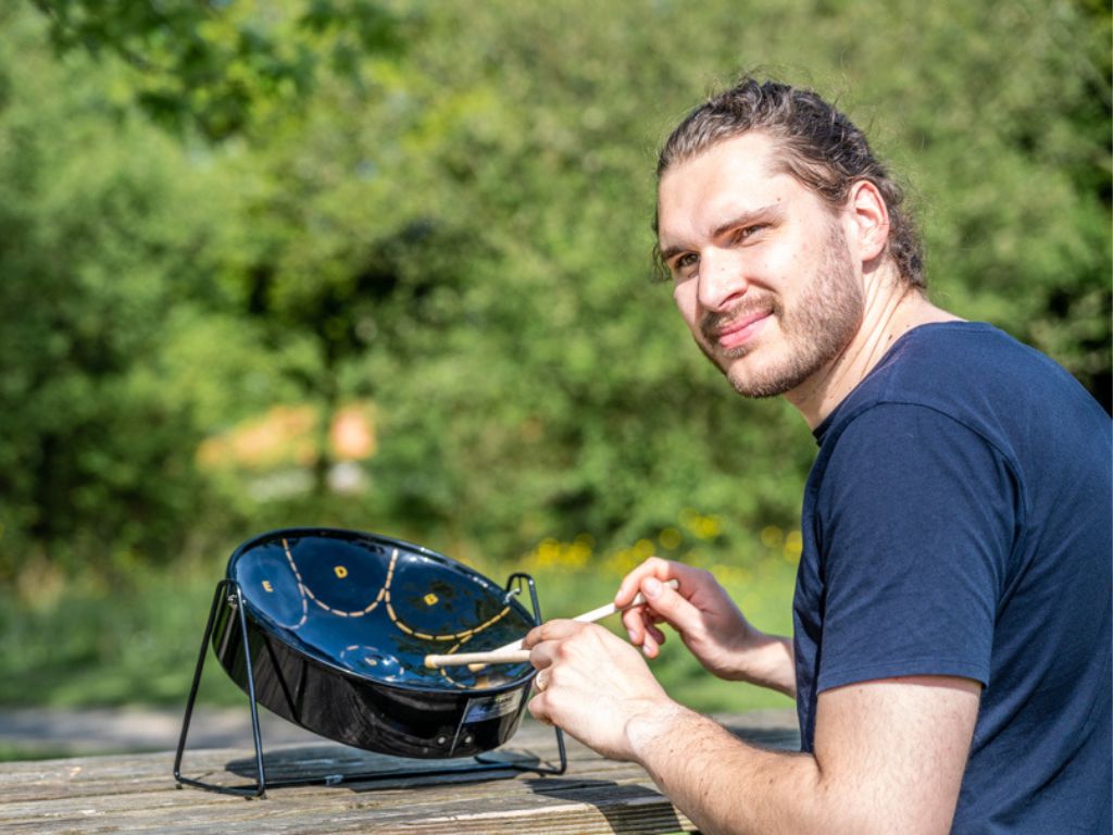 Homme qui joue du steel drum