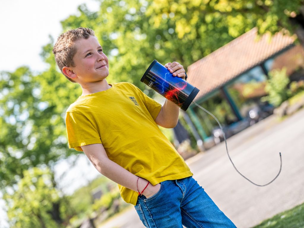 Enfant qui joue du tube tonnerre