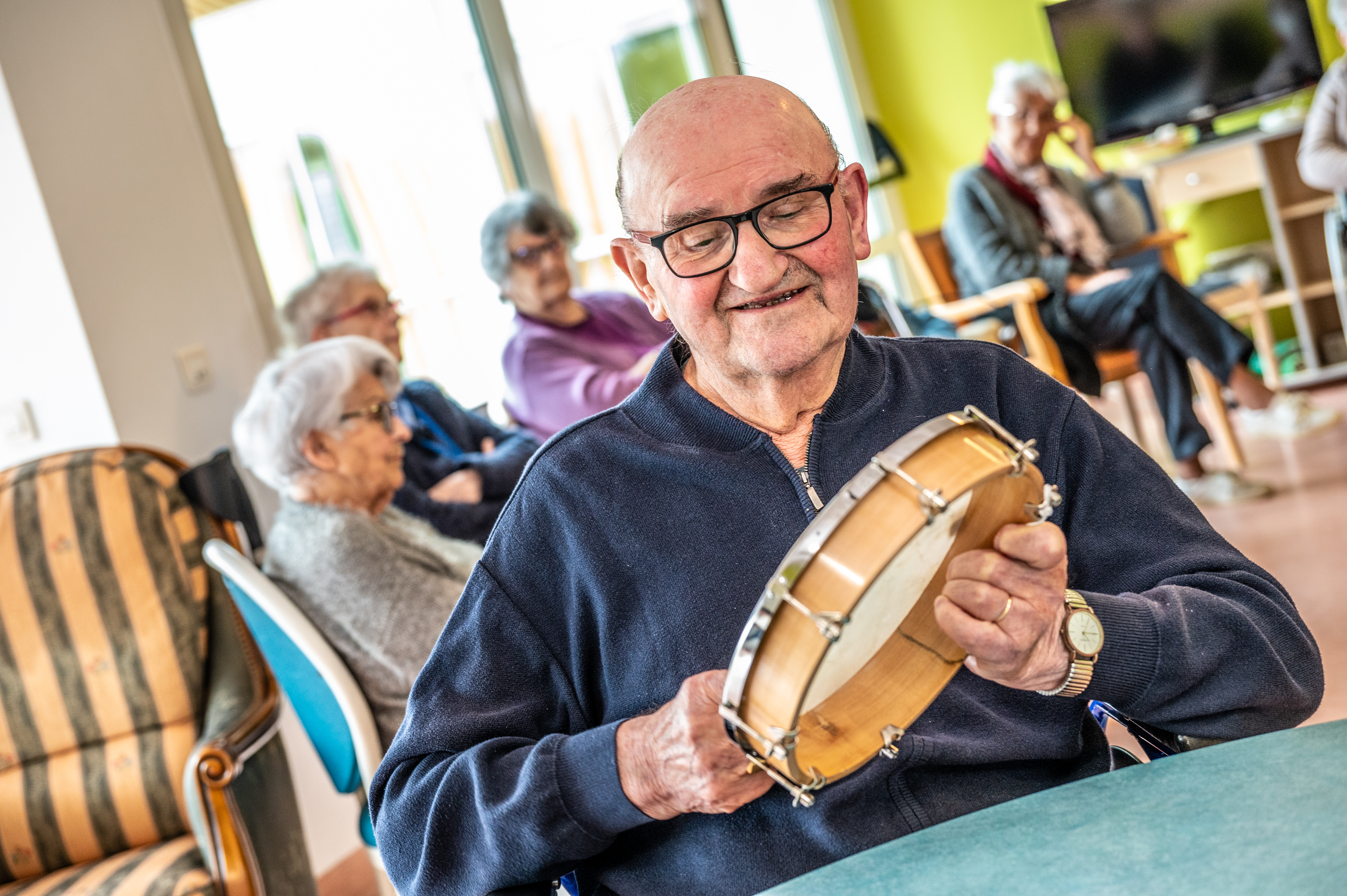 Sénior qui joue du tambourin