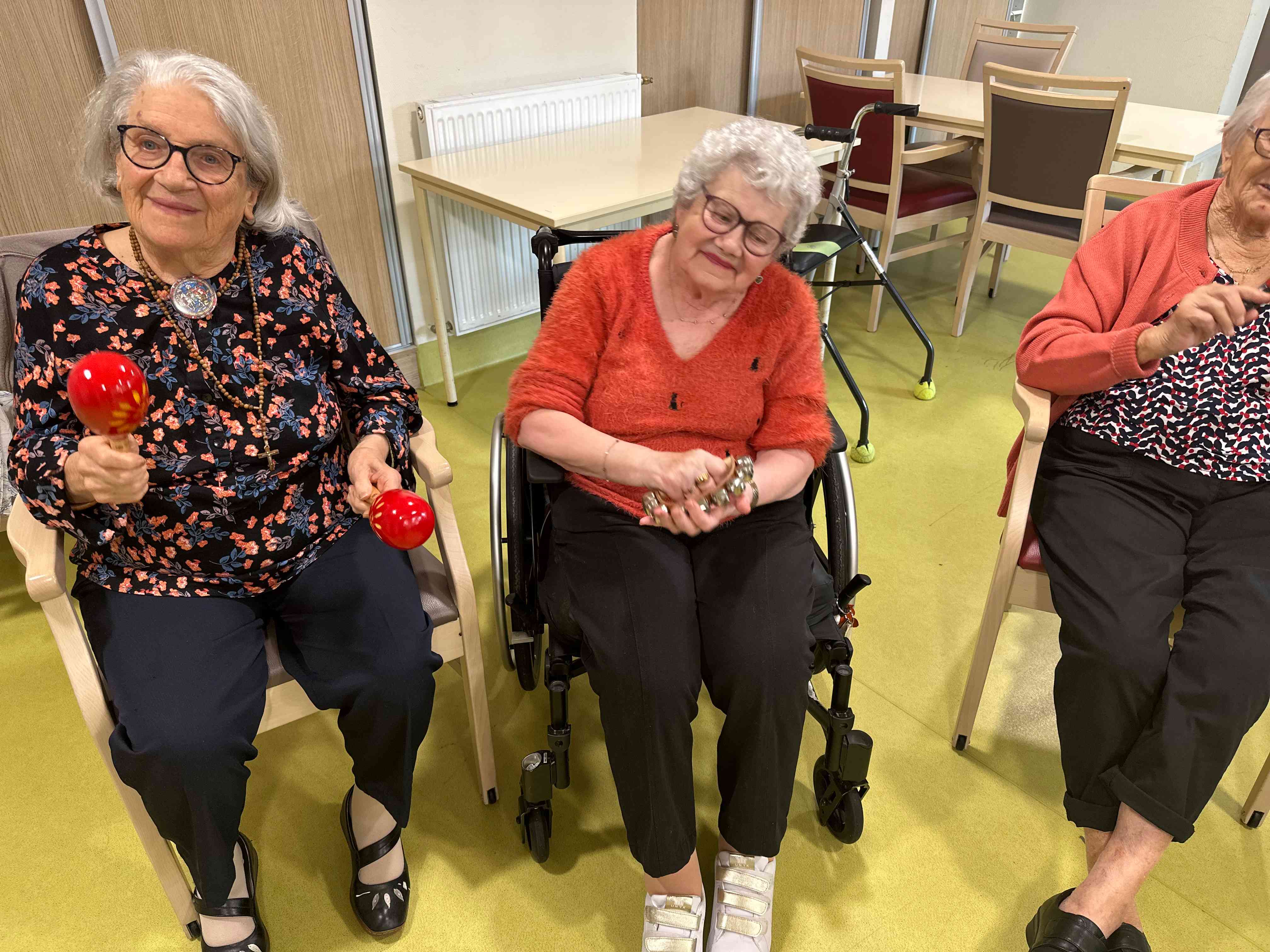 Séniors qui joue de la musique